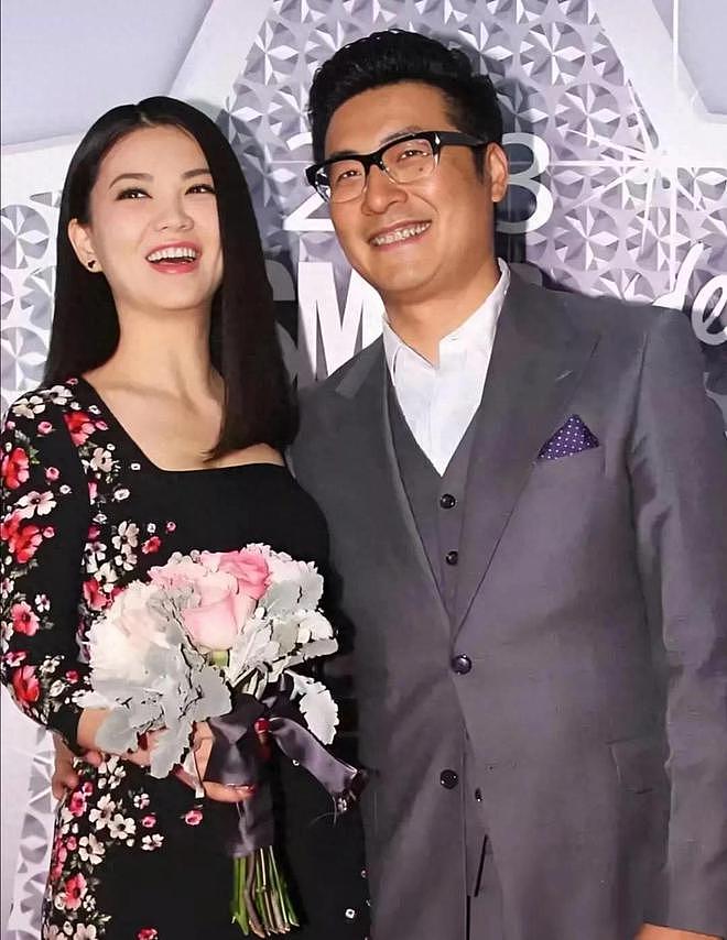 王诗龄拉3个箱子回家，LV包上挂着labubu，腿粗穿短裤，太自信（组图） - 20