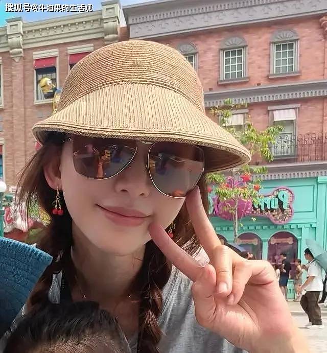 林志玲一家三口游环球影城,扎双麻花辫似少女,儿子颜值高像妈妈(组图) - 2