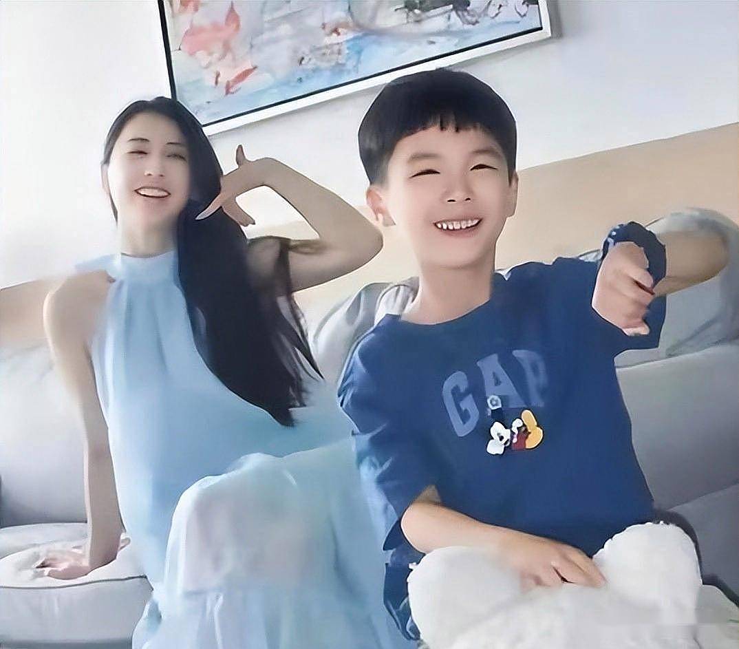 黄圣依离婚后多次上综艺,杨子晒旧照引发讨论...(组图) - 2