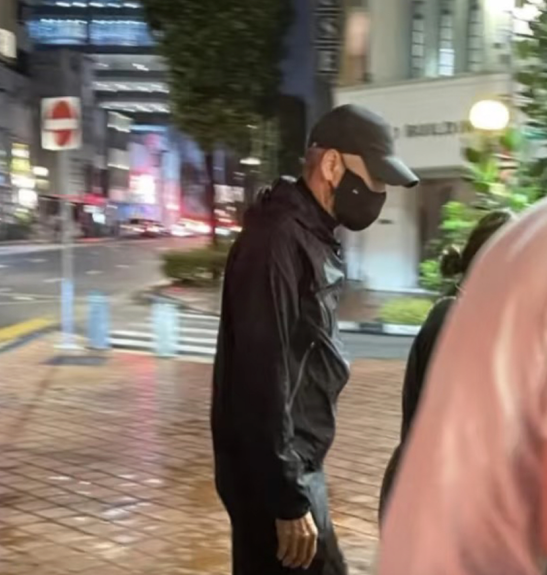 70岁周润发被偶遇新加坡街边吃肉骨茶，身型激瘦引发粉丝担忧（组图） - 3