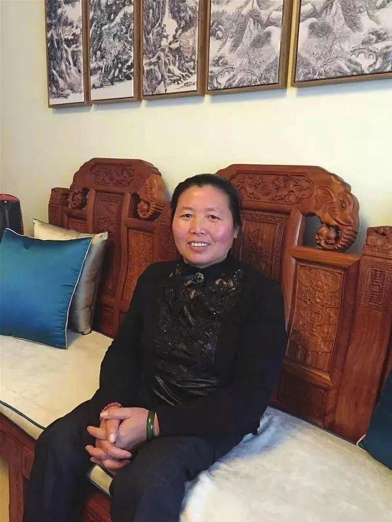 【情感】“板凳妈妈”一步一跪养大女儿们，丈夫去世后，一个男人“从天而降”做她们的靠山（组图） - 3