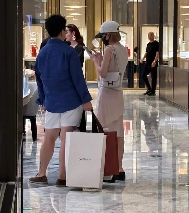 赵露思近况曝光处境尴尬，无戏可拍倒退做网红，被曝解约复出失败（组图） - 6