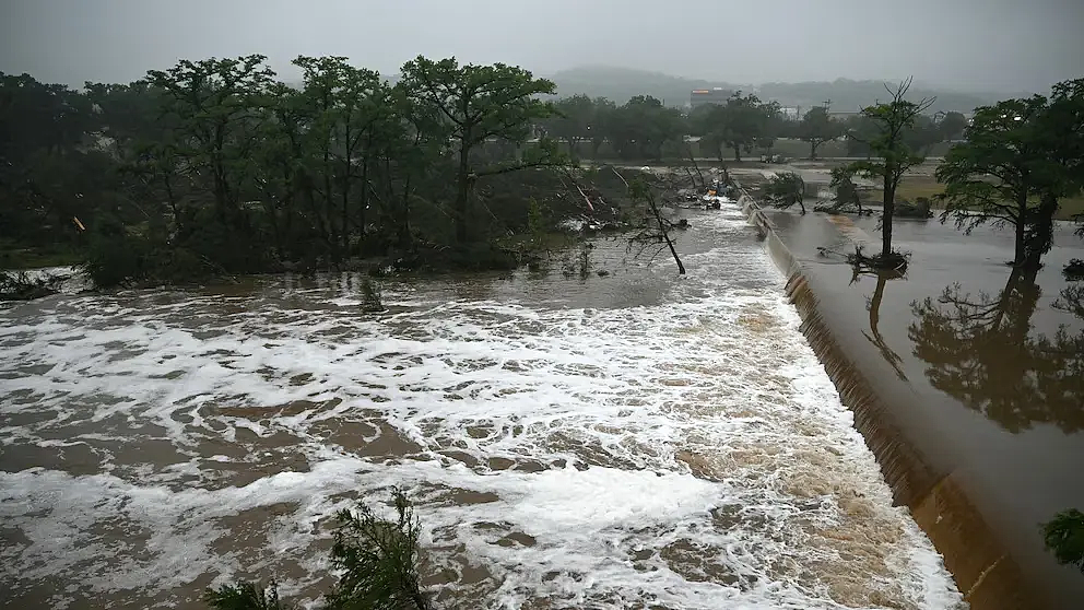 美国得州特大洪水已致80人死亡！儿童夏令营凌晨被冲垮死伤惨重，有孩子抱树求生经历地狱一夜…（组图） - 4