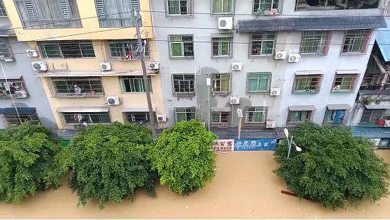 贵州榕江受灾镇书记叮嘱记者：千万不要播出我流泪的画面（组图） - 1