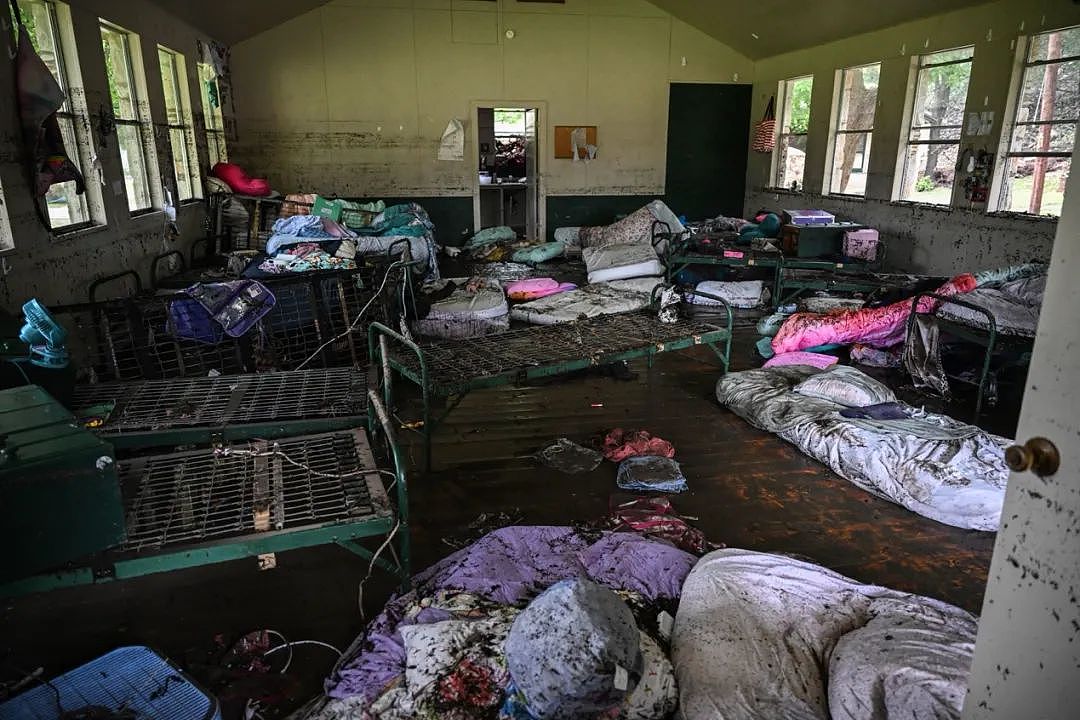 美国得州特大洪水已致80人死亡！儿童夏令营凌晨被冲垮死伤惨重，有孩子抱树求生经历地狱一夜…（组图） - 15