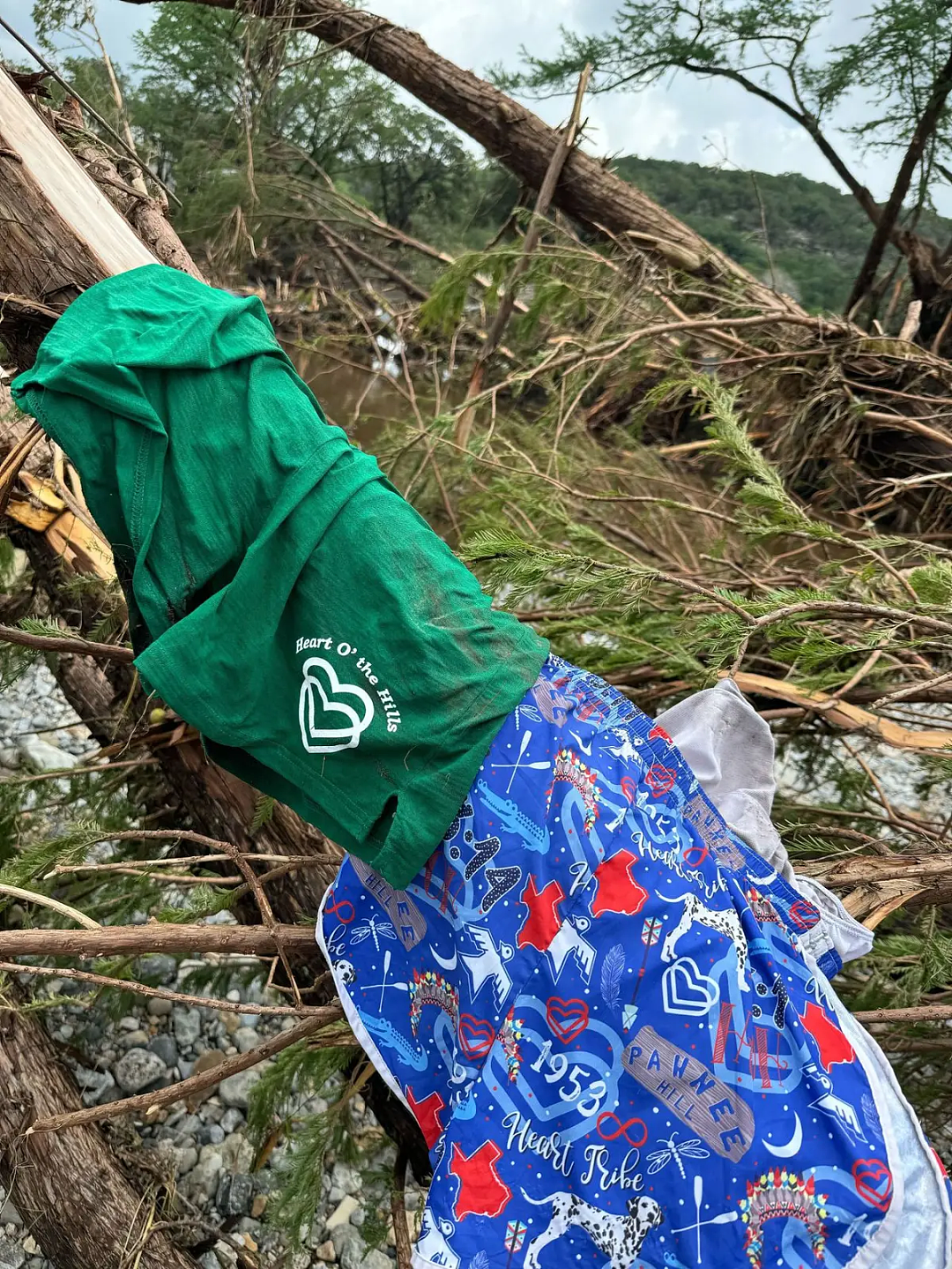 美国得州特大洪水已致80人死亡！儿童夏令营凌晨被冲垮死伤惨重，有孩子抱树求生经历地狱一夜…（组图） - 10