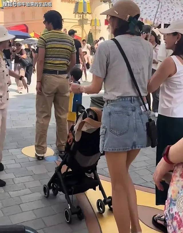 林志玲一家三口游环球影城,扎双麻花辫似少女,儿子颜值高像妈妈(组图) - 1