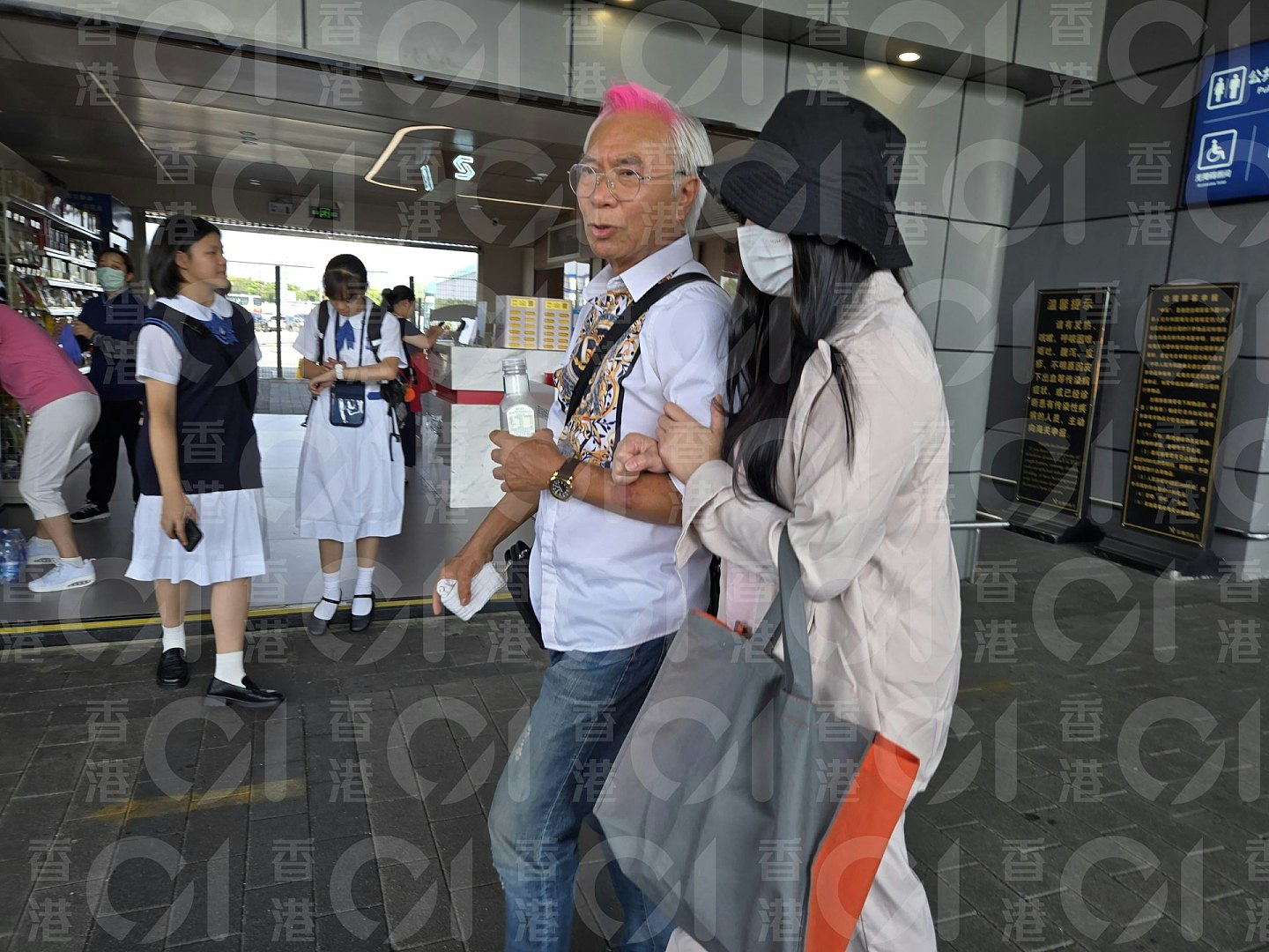 李龙基接王青霞出狱！手持大束玫瑰花泪流满面：我非常开心（组图） - 6