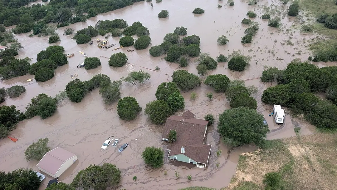 美国得州特大洪水已致80人死亡！儿童夏令营凌晨被冲垮死伤惨重，有孩子抱树求生经历地狱一夜…（组图） - 21