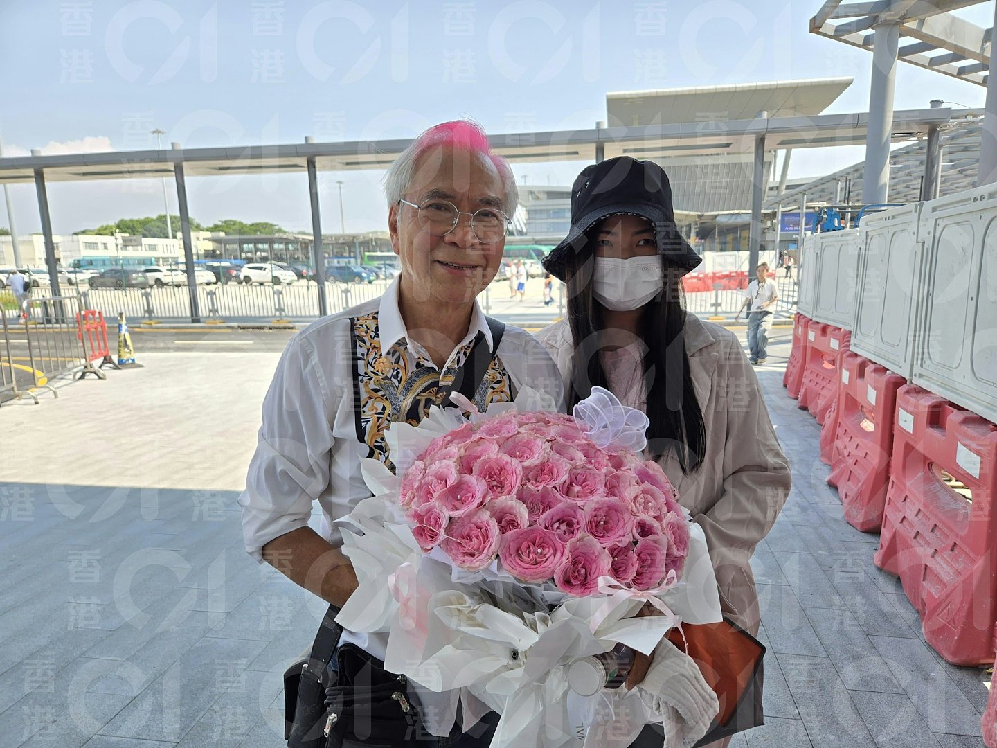 李龙基接王青霞出狱！手持大束玫瑰花泪流满面：我非常开心（组图） - 8