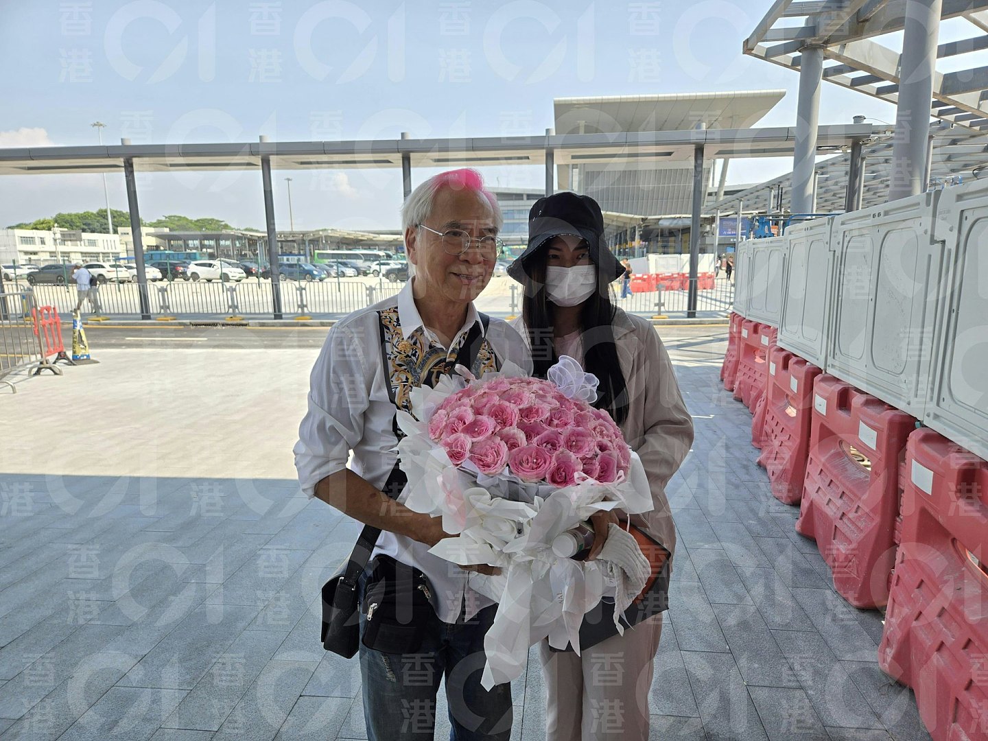 李龙基接王青霞出狱！手持大束玫瑰花泪流满面：我非常开心（组图） - 9