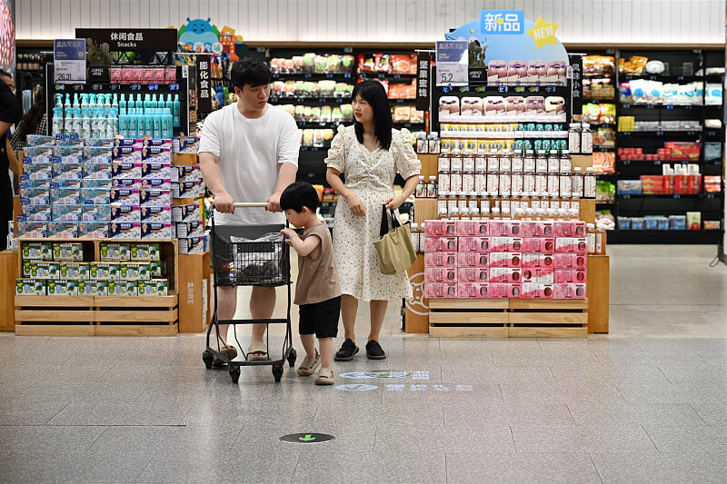 中国通缩加剧、贸易紧张，官方吁扩大家庭支出（图） - 1