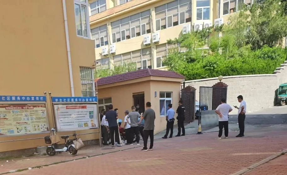 青岛某大学热死门卫大爷后紧急装空调？被全校学生怒骂破防的样子太好笑！（组图） - 9
