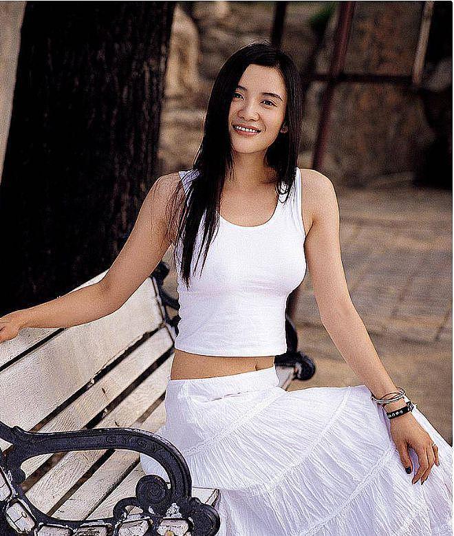 知三当三、陪睡上位、和五婚导演恋爱，宋佳的这些标签哪个是真的（组图） - 10