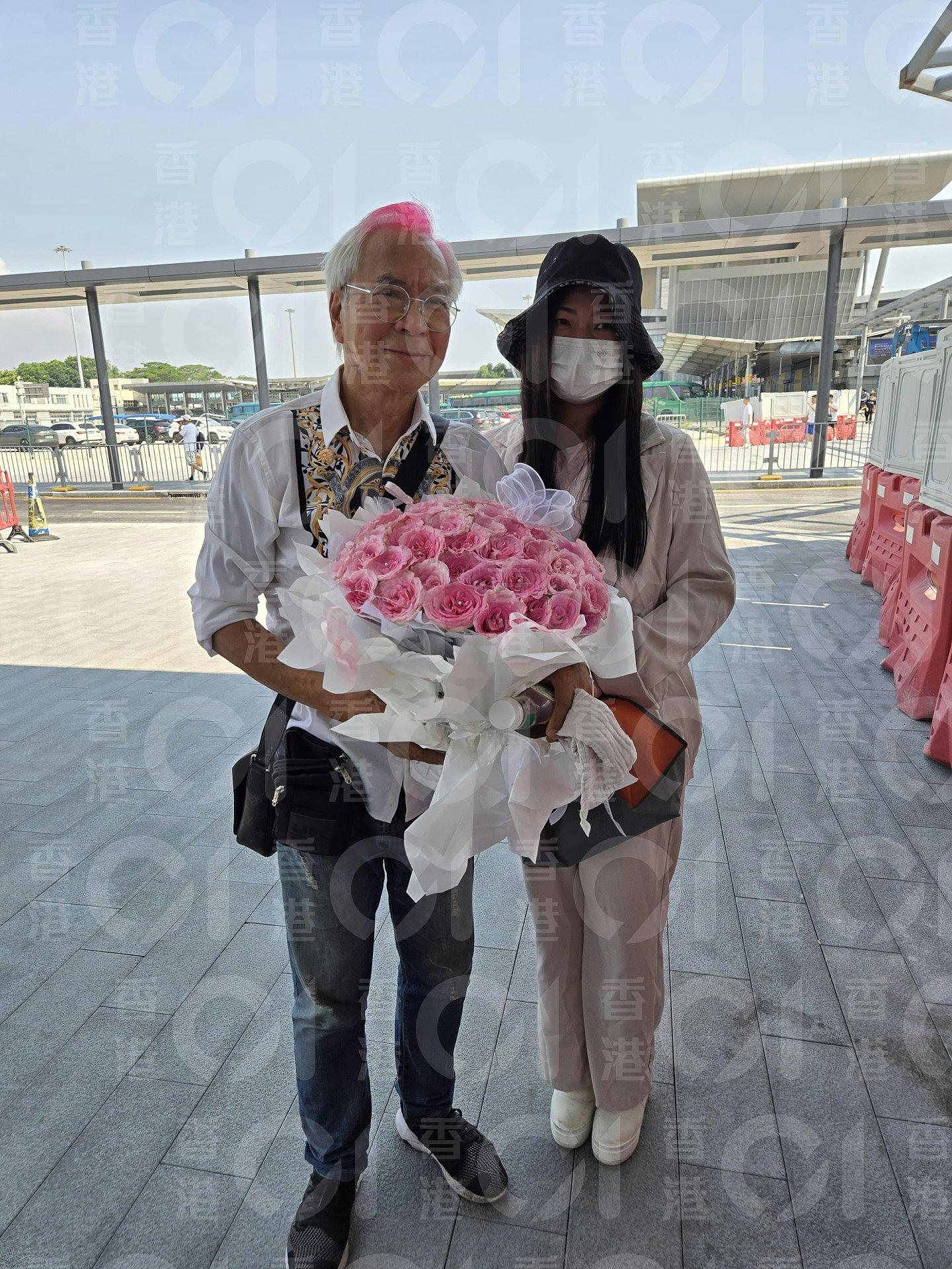 李龙基接王青霞出狱！手持大束玫瑰花泪流满面：我非常开心（组图） - 10