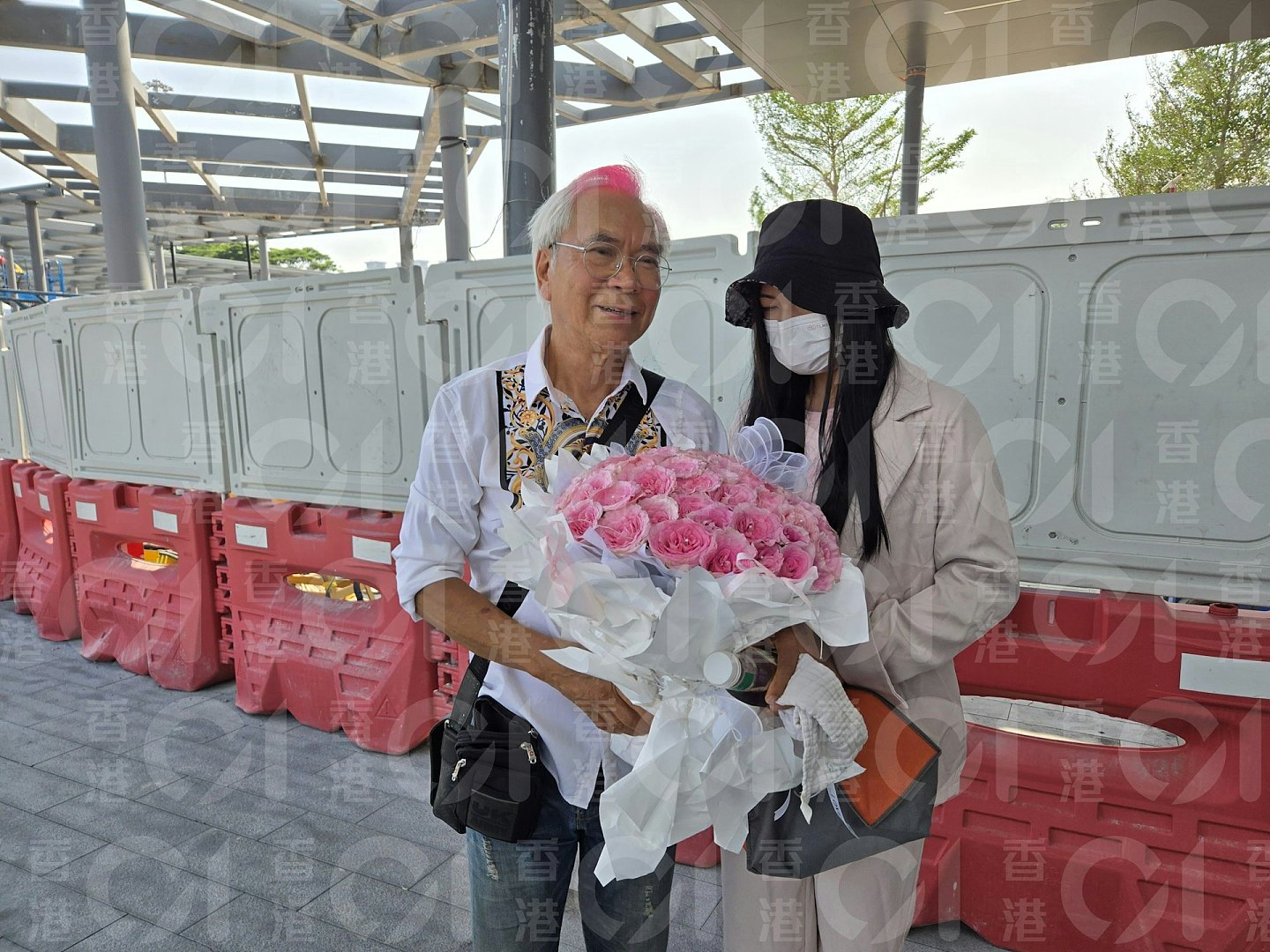 李龙基接王青霞出狱！手持大束玫瑰花泪流满面：我非常开心（组图） - 7