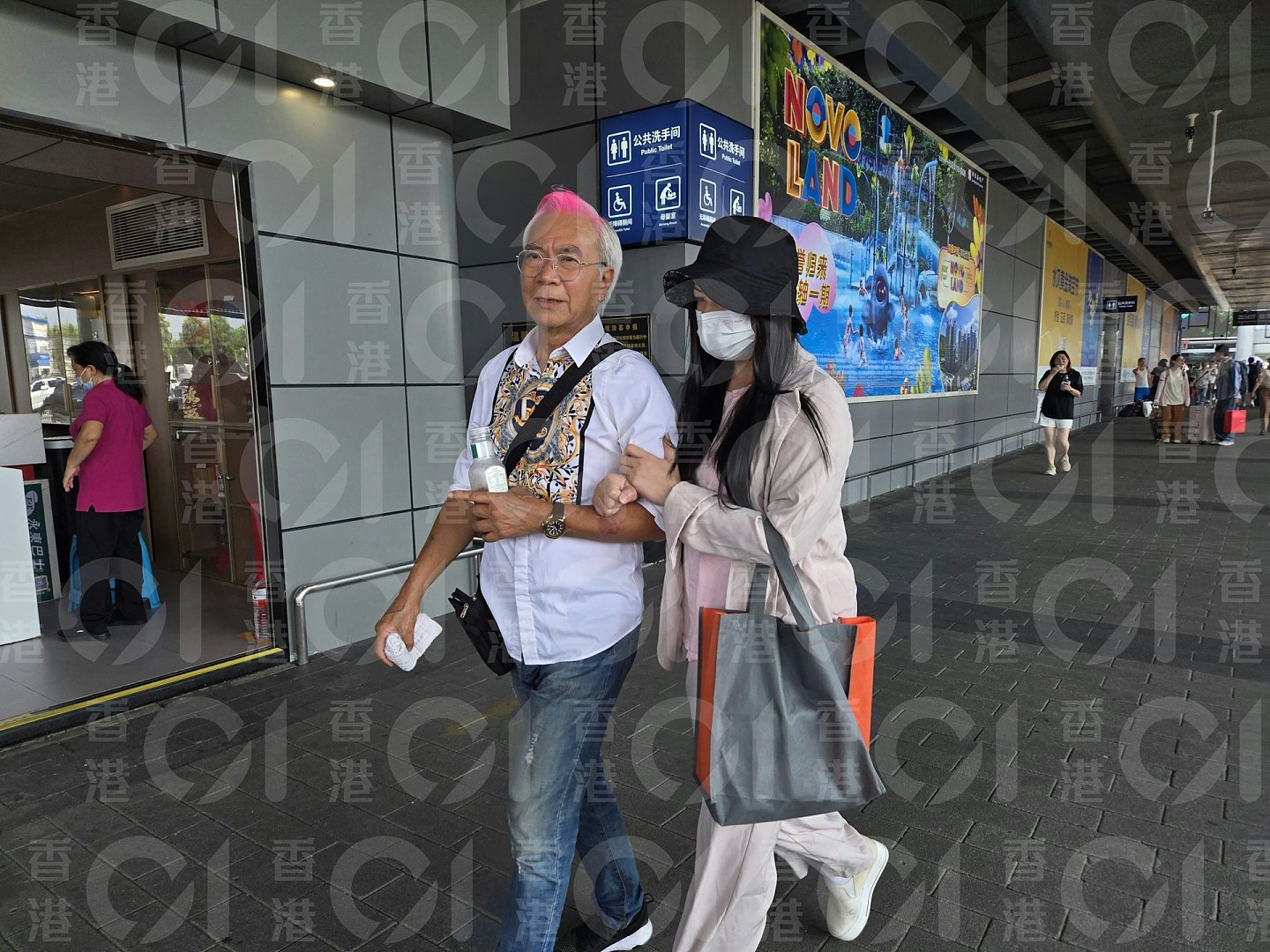 李龙基接王青霞出狱！手持大束玫瑰花泪流满面：我非常开心（组图） - 5