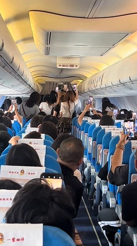 “小鲜肉男星”粉丝硬闯飞机商务舱，3空服员力战不敌影片疯传（视频/组图） - 3