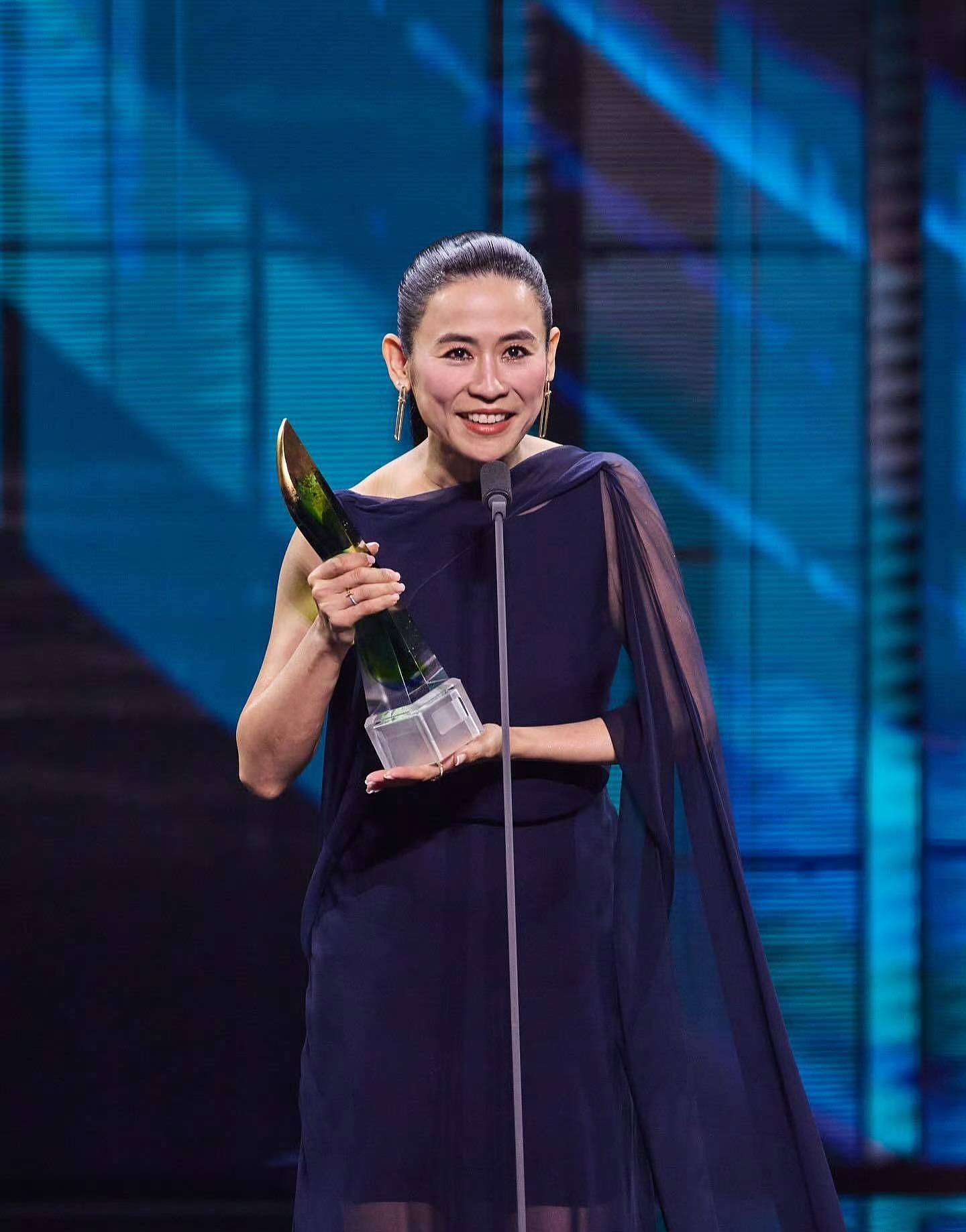 宣萱首夺新加坡视后，与刘青云30年前曾传不和，颁奖礼两人互动成焦点（组图） - 2