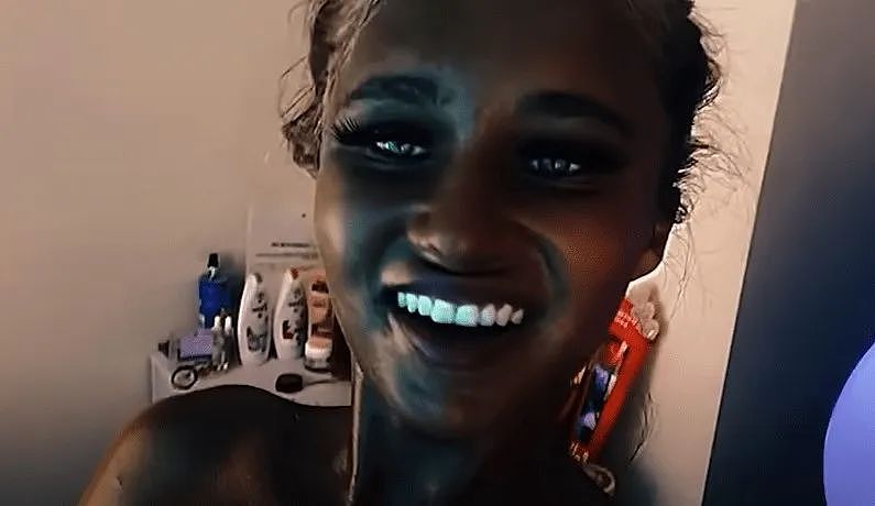 白人妹子美黑上瘾，每天把自己“烤焦”！浑身长痣都停不下来，人种都变了...（组图） - 4