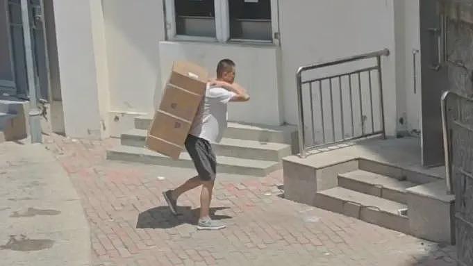 感动全校的宿管大爷猝死后,更荒诞的事情发生了(组图) - 15