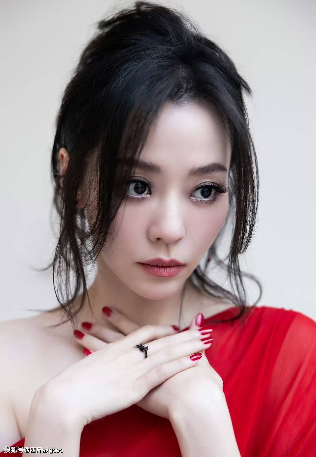 张靓颖“网红化”？演唱会妆造性感被批俗气，网友质疑像夜店风（组图） - 18