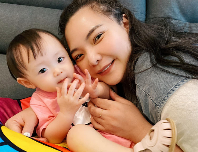 恭喜终于离婚！被老公骑身上家暴，心灰意冷转头爱女？（组图） - 31