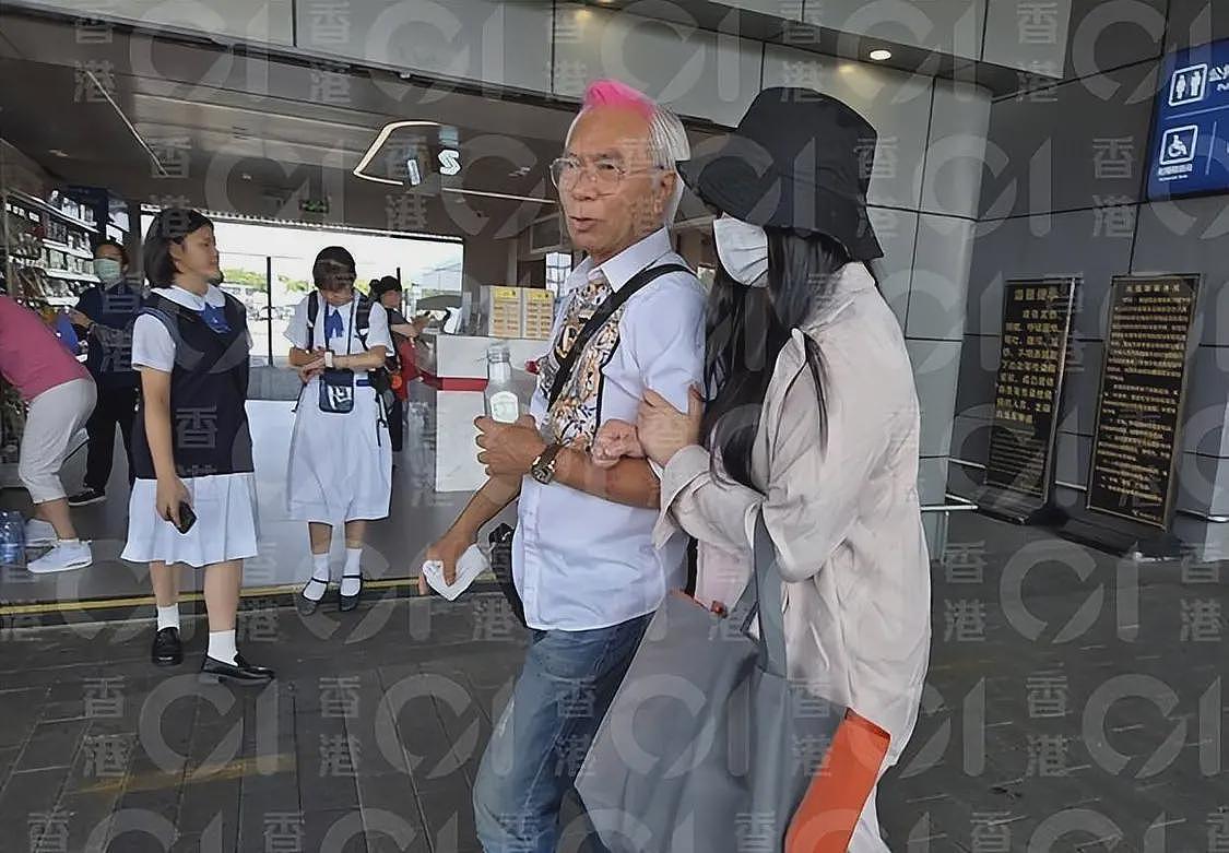74岁港星接小女友出狱老泪纵横，女方坐牢2年吃胖了一圈（组图） - 2