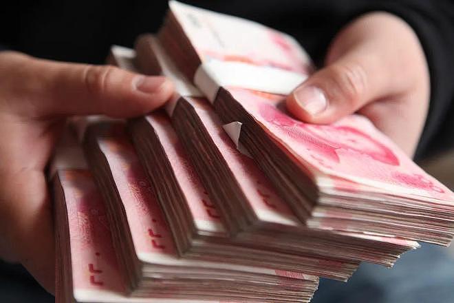 90后干部在停车场收了900万现金，事后立马转移（组图） - 1