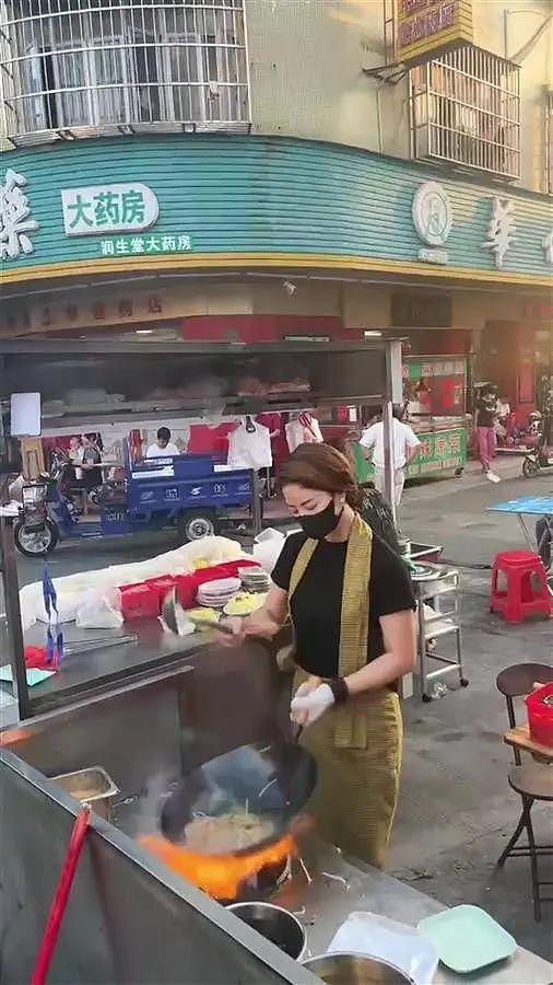 300万粉丝的“炒粉姐”摆摊，路人：本人比视频里好看（组图） - 3