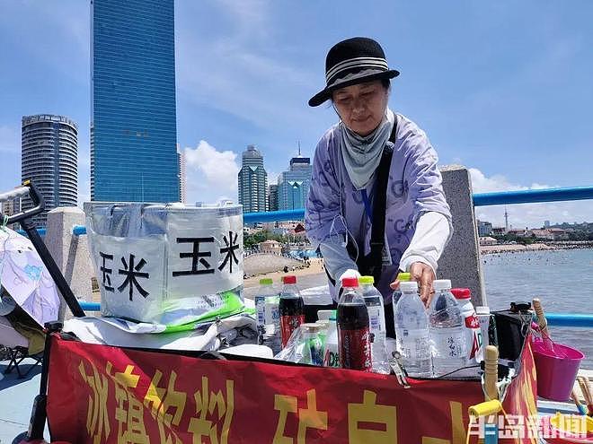 女孩为捡手机被大浪打入海中，“玉米姐”跳海1分钟拽回（组图） - 7