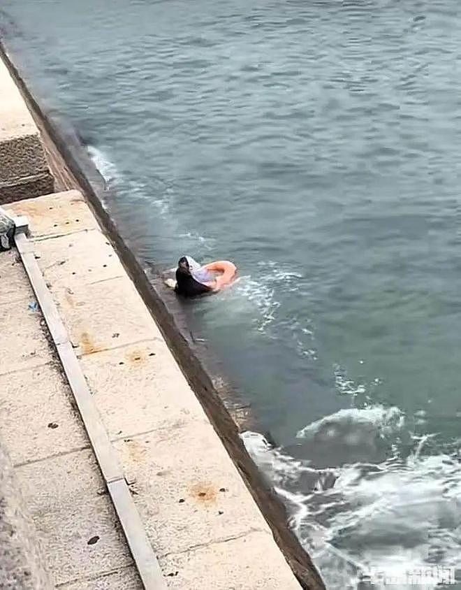 女孩为捡手机被大浪打入海中，“玉米姐”跳海1分钟拽回（组图） - 4
