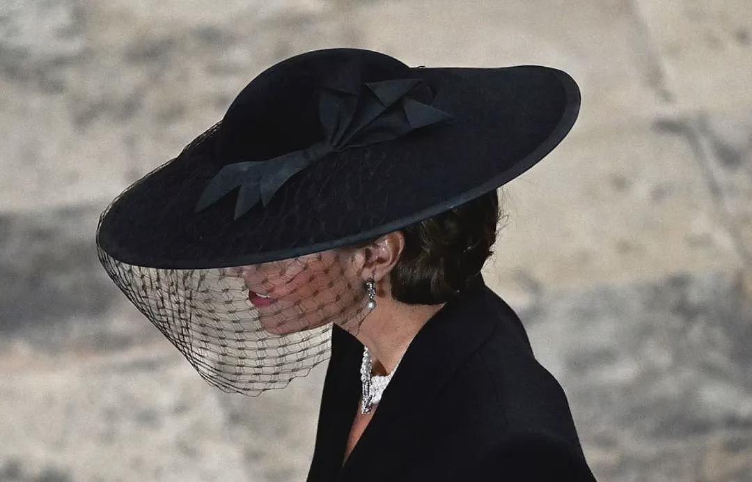 凯特才是英法国宴主角！公主卷发迷倒马克龙，法国总统对威尔士王妃偷抛媚眼，根本无法移开视线（组图） - 40