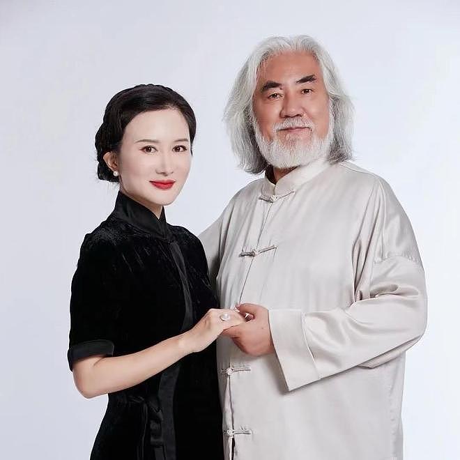 张纪中一家现身巴黎游玩！背着腰凳抱着女儿，74岁胡子花白仍健硕（组图） - 9