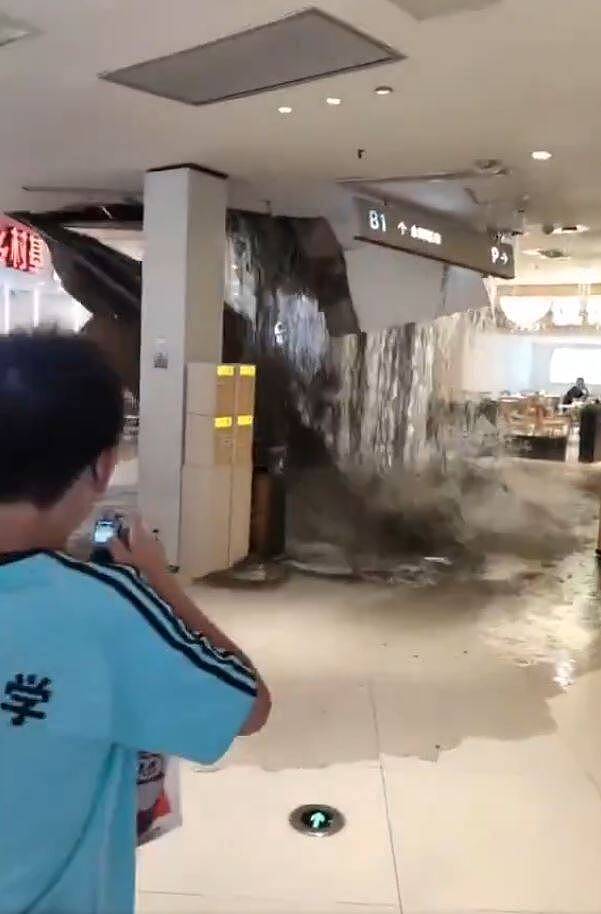 扛不住丹娜丝暴雨！重庆商场天花板爆裂，大雨狂灌影片曝光（视频/图） - 1