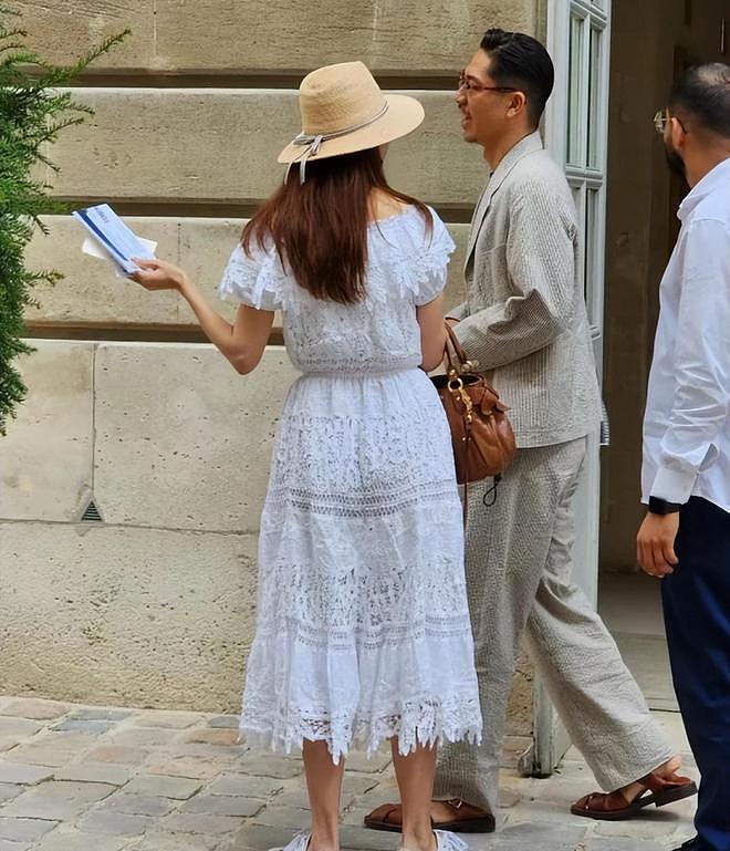 林志玲3岁儿子身高惊人，老公空手让老婆背大包，志玲被“日化”（组图） - 9