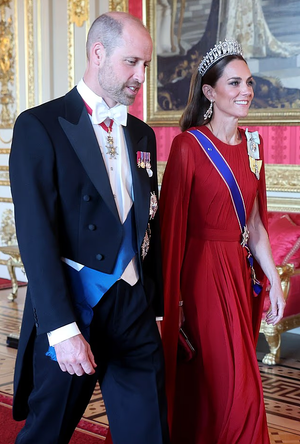 凯特才是英法国宴主角！公主卷发迷倒马克龙，法国总统对威尔士王妃偷抛媚眼，根本无法移开视线（组图） - 16
