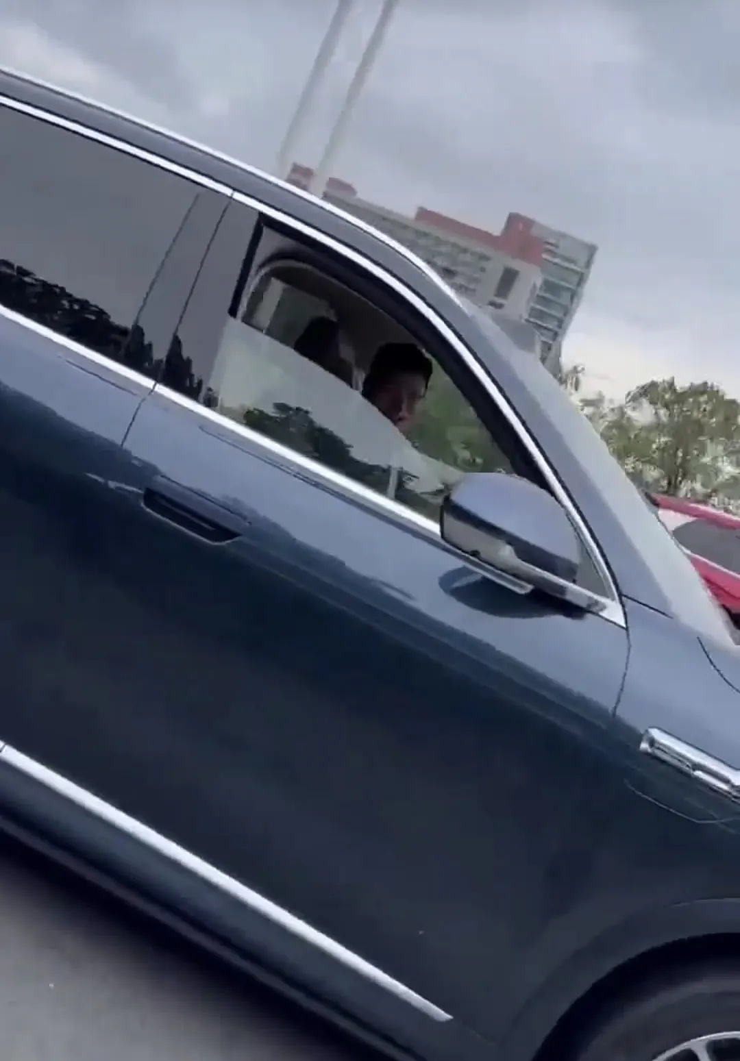 余承东否认“开车睡觉”:当时在低头看手机,已“自首”交罚款,被扣了3分,是第一次进公安局(视频/组图) - 3