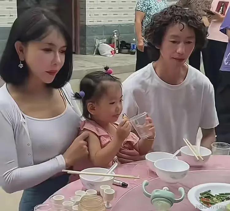 庞麦郎官宣成为龚玥菲女儿干爹!老家办酒席庆祝,给乡亲们发红包(组图) - 1