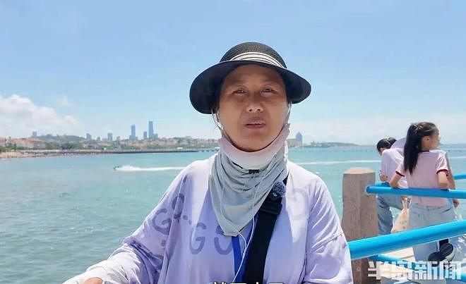 女孩为捡手机被大浪打入海中，“玉米姐”跳海1分钟拽回（组图） - 6