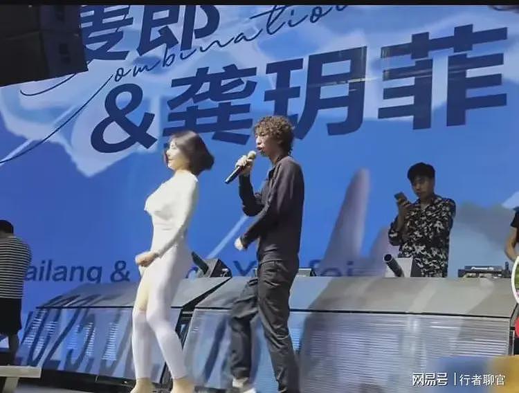 庞麦郎官宣成为龚玥菲女儿干爹!老家办酒席庆祝,给乡亲们发红包(组图) - 4