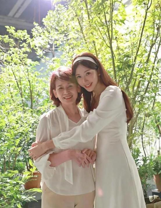 林志玲3岁儿子身高惊人，老公空手让老婆背大包，志玲被“日化”（组图） - 8