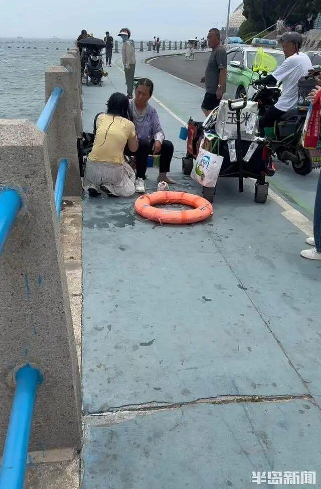 女孩为捡手机被大浪打入海中，“玉米姐”跳海1分钟拽回（组图） - 2