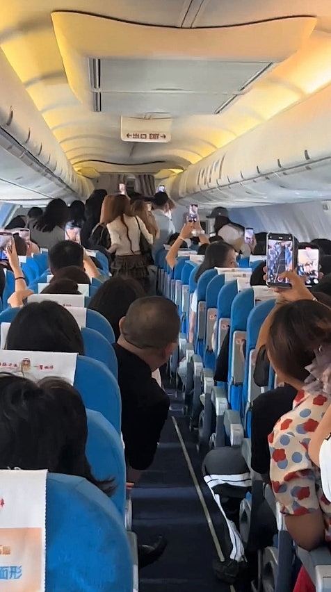 “小鲜肉男星”粉丝硬闯飞机商务舱，3空服员力战不敌影片疯传（视频/组图） - 4
