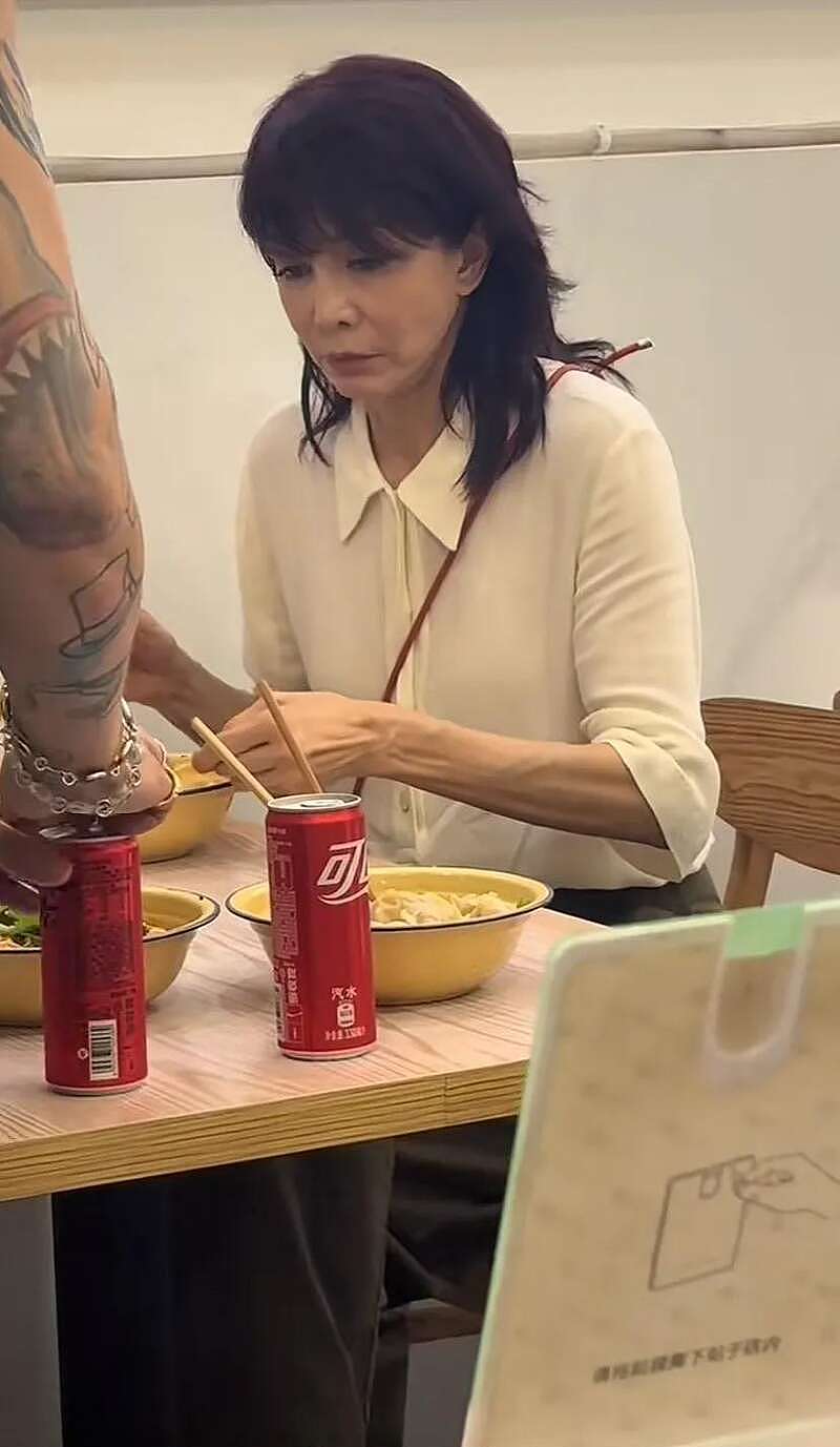 68岁郑裕玲重庆吃抄手被拍，皮包骨状态惹眼（组图） - 2
