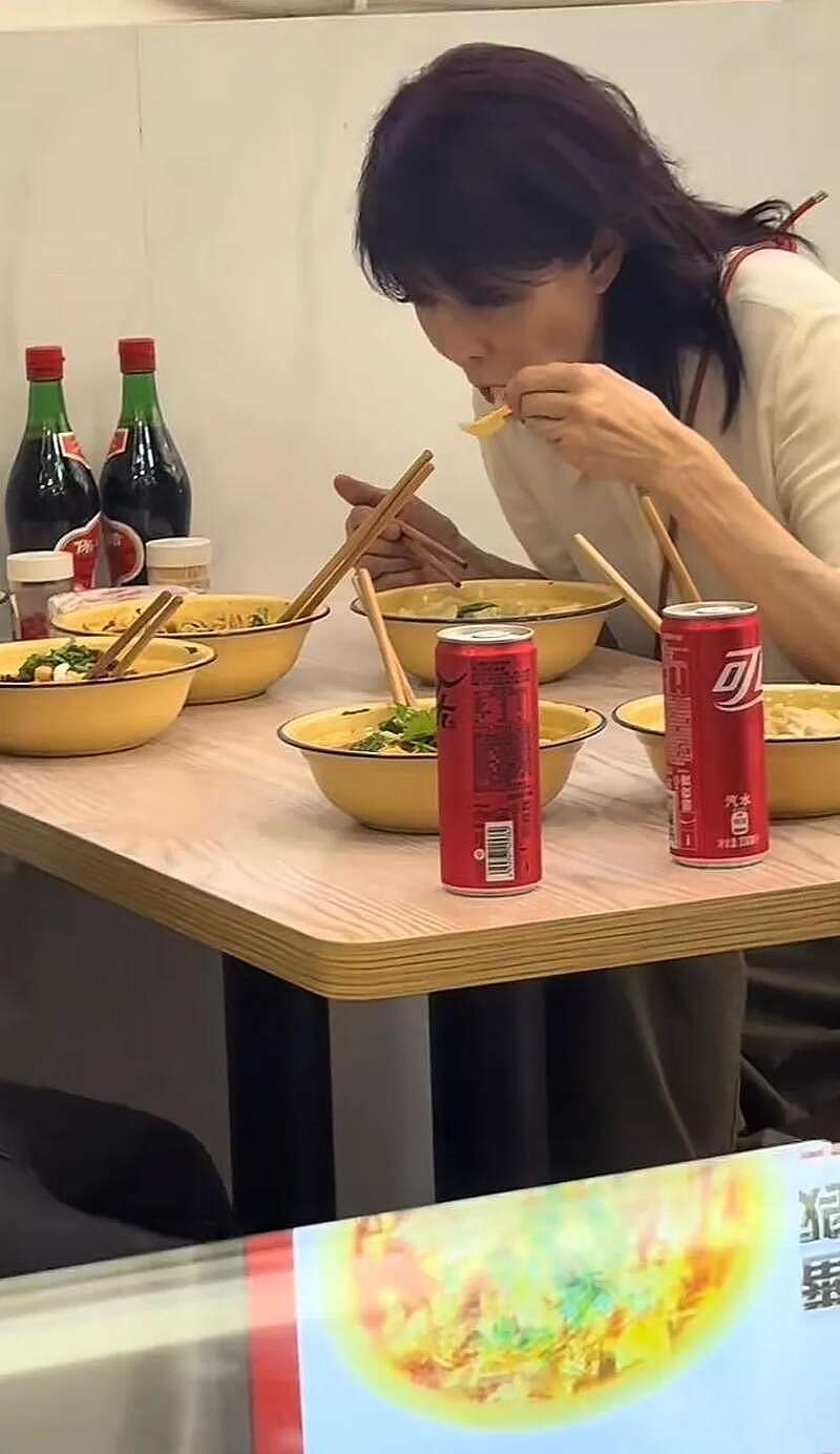 68岁郑裕玲重庆吃抄手被拍，皮包骨状态惹眼（组图） - 3