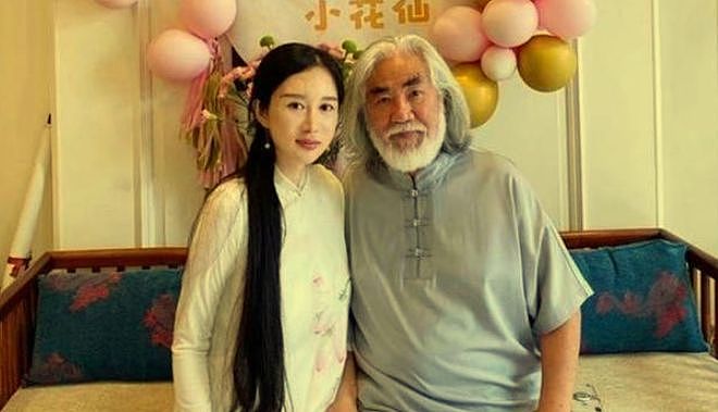 张纪中一家现身巴黎游玩！背着腰凳抱着女儿，74岁胡子花白仍健硕（组图） - 1