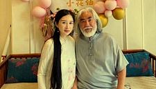 张纪中一家现身巴黎游玩！背着腰凳抱着女儿，74岁胡子花白仍健硕（组图）
