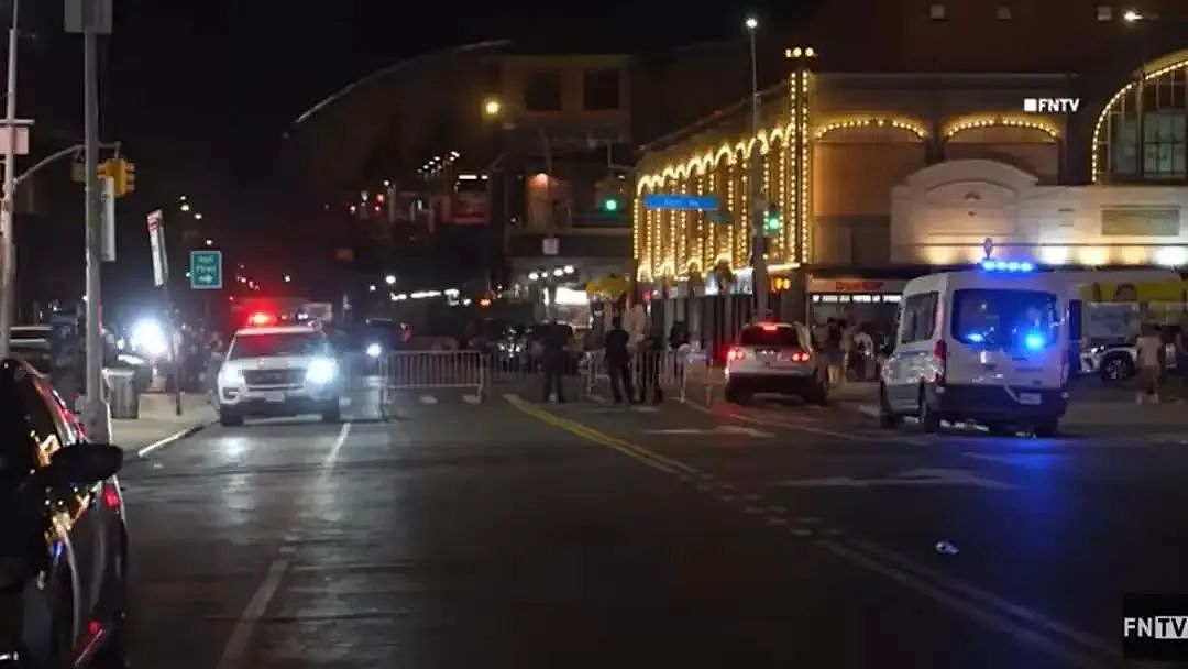 惊魂60秒！黑衣男子当街抢娃，父母只顾狂追+混合双打，差点把娃给忘了...（组图） - 1