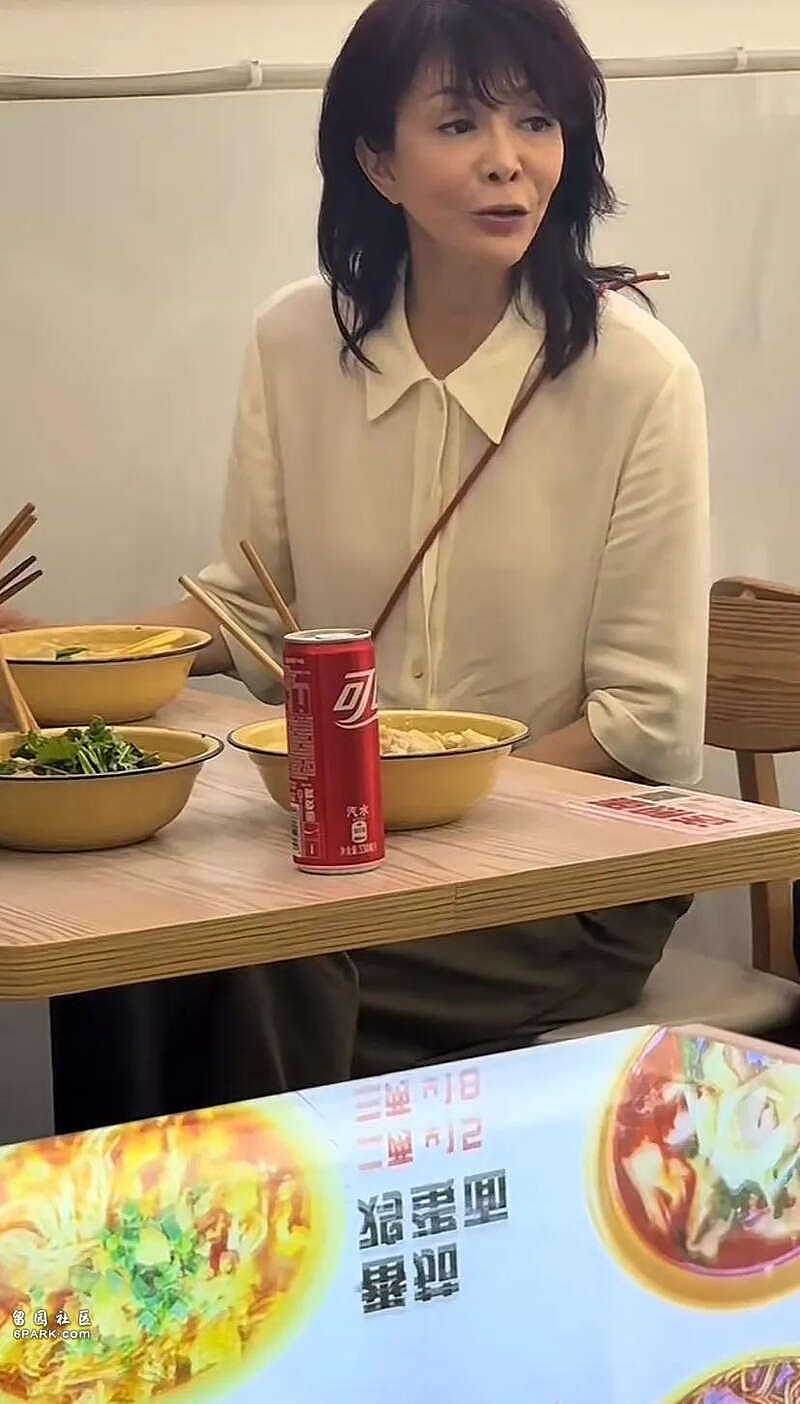 68岁郑裕玲重庆吃抄手被拍，皮包骨状态惹眼（组图） - 4